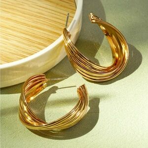 Twist Hoops in Gold